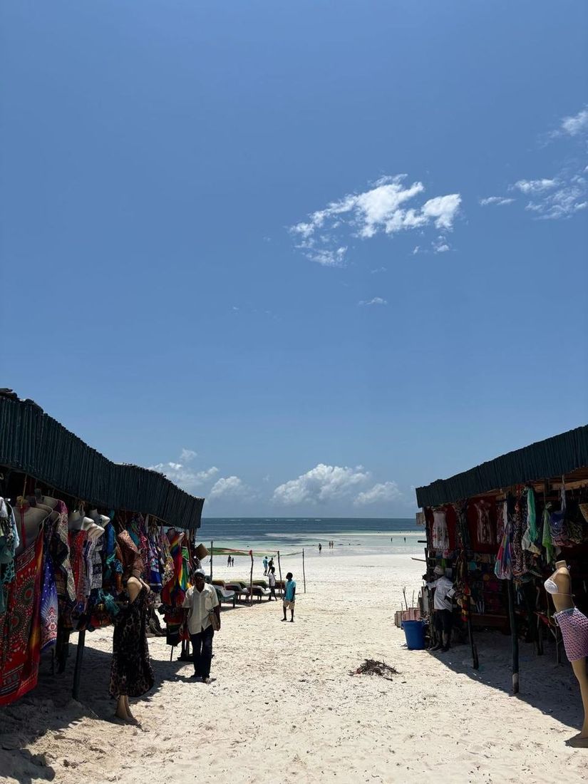 Kanga lungo la spiaggia